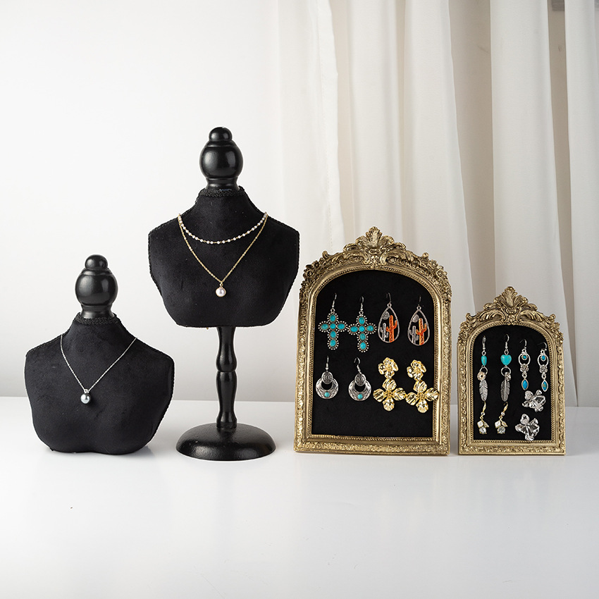 Black Velvet Bust Form Jewelry - Body Jewelry In Store recension och pris