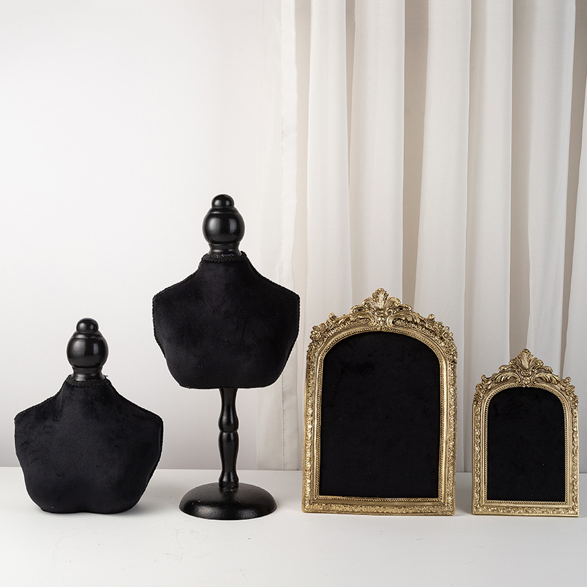 Black Velvet Bust Form Jewelry - Body Jewelry In Store recension och pris